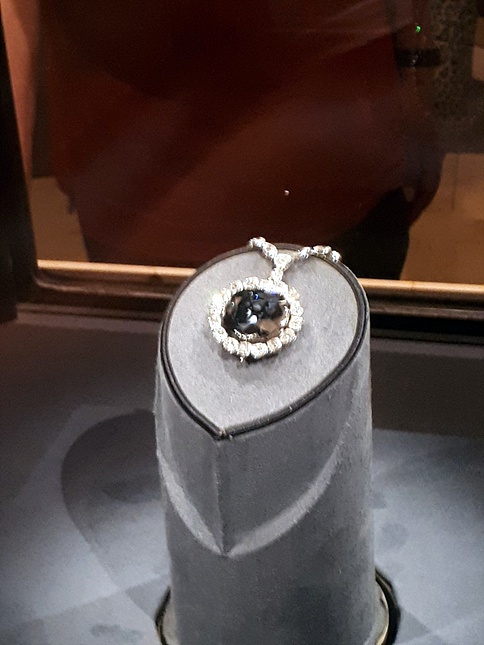 미국 스미스소니언 박물관 2층에 있는 싯가 2000억짜리 '호프 다이아몬드(Hope Diamond)'로 세계에서 가장 유명한 보석 중 하나다. 인간의 욕망이 저주를 내렸을까? 소장자마다 비극적 최후를  맞았다고 한다. 