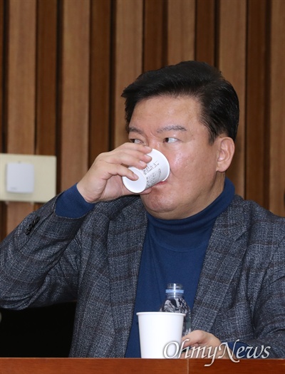 자유한국당 민경욱 의원이 지난 2019년 12월 20일 오전 국회에서 열린 원내대책회의에 참석해 목을 축이고 있다. 