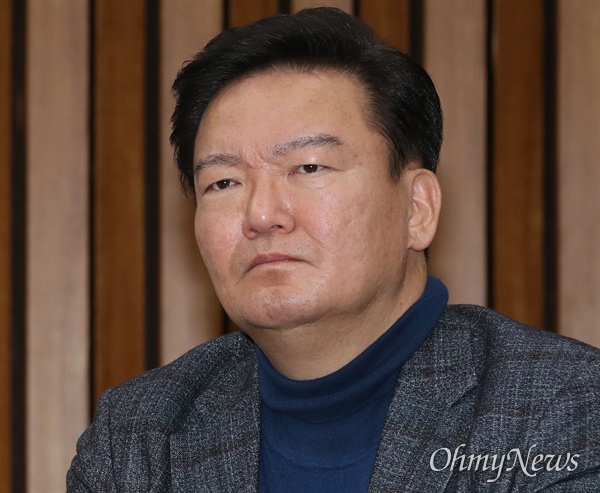 자유한국당 민경욱 의원. 사진은 지난해 12월 20일 오전 국회에서 열린 원내대책회의에 참석해 생각에 잠겨 있다. 
