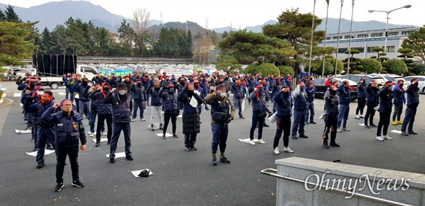 전국금속노동조합 경남지부 한국지엠창원비정규직지회는 20일 오후 창원공장 본관 앞에서 ‘결의대회’를 열었다.