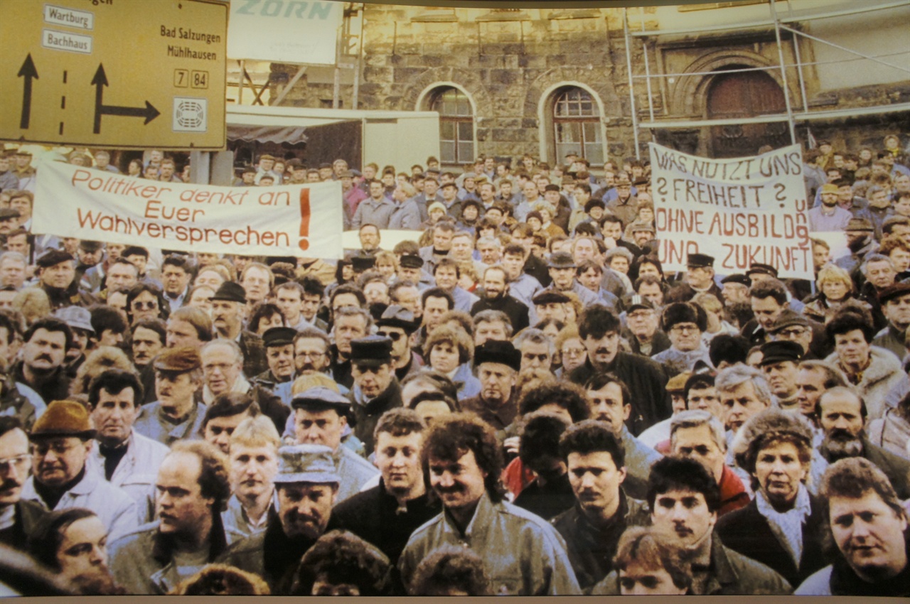 1990년 초 통일 당시 대규모 실업에 반대하는 시위에 참여한 동독 주민