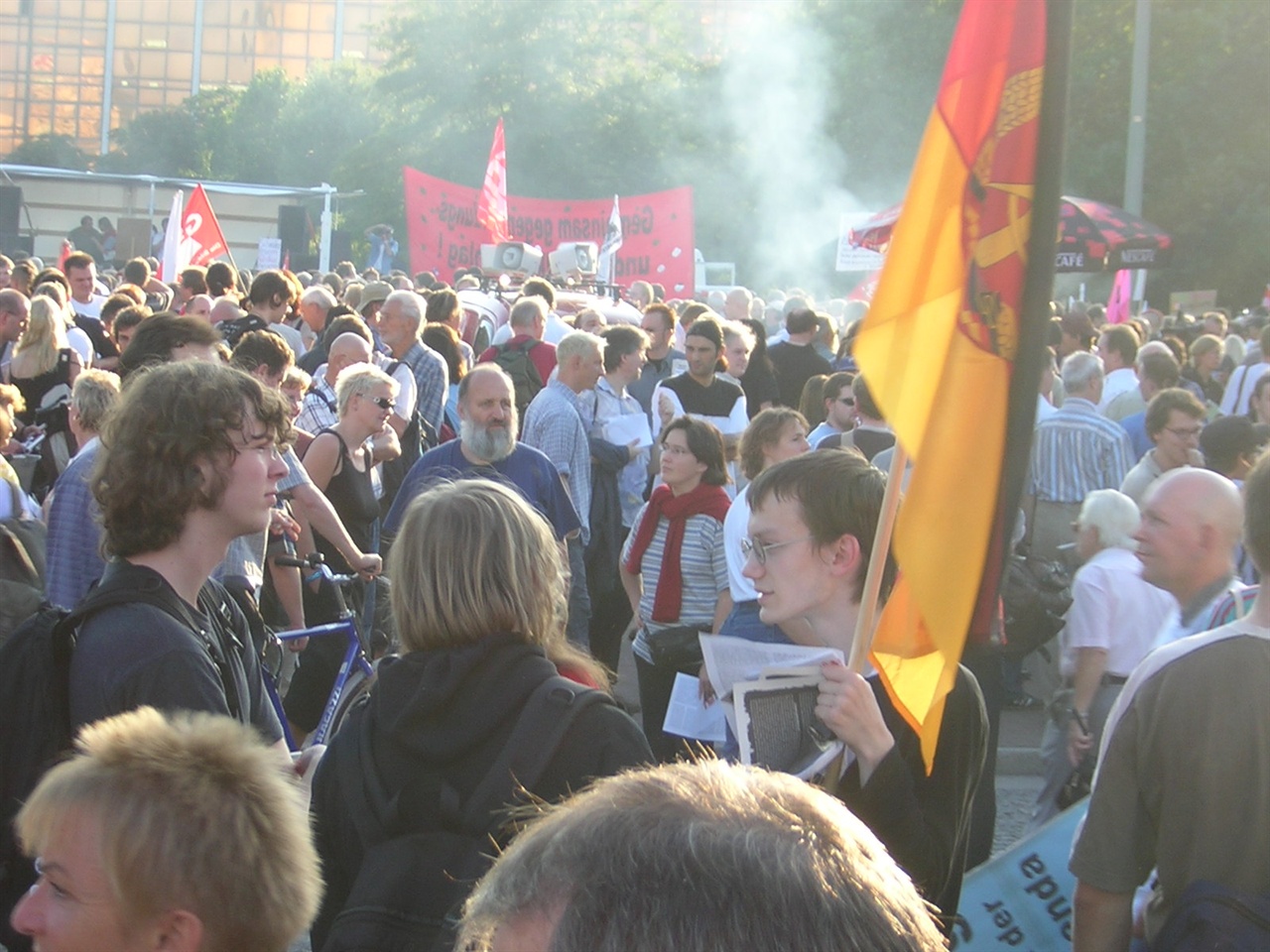 2004년, 새로운 노동정책에 반발해 시위에 나선 동독주민