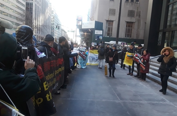 20일, 미국 맨하튼 일본 총영사관 앞 에서 뉴욕 일본시민단체, 미국시민단체( IAC,International Action Center), 진실 화해 평화(교민단체)가 모여 일본 정부의 조선학교 차별에 반대하는 항의시위를 벌이고 있다. 히데코 씨가 "아베 정권들어 재일 한국인에 대한 차별이 심해져 일본인으로서 부끄러움을 느낀다"고 말하고 있다.
