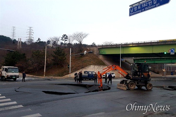 21일 새벽 창원 진해구 남양동 마천공단사거리 입구 도로에 대형 싱크홀 발생.