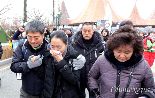 21일 오후 렛츠런파크서울 앞에서 열린 “진상규명?책임자 처벌, 문중원 열사 투쟁승리 결의대회”. 유가족들이 울며 걸어가고 있다.