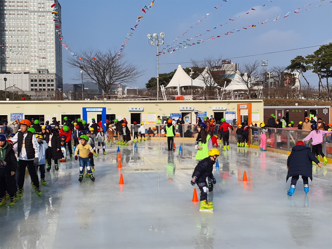 본격적인 겨울로 접어들면서 서산의 명소로 자리 잡고 있는 야외스케이트장이 지난 20일 개장한 가운데, 시민들이 주말을 이용해 스케이트를 즐기고 있다.