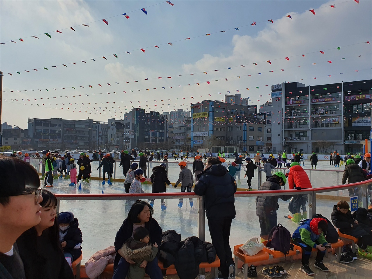 서산시에 따르면 야외스케이트장 아이스링크는 700여 명을 동시 수용할 수 있는 2100㎡ 규모로, 지난해보다 면적이 늘어난 얼음 썰매장(400㎡)도 별도로 갖추고 있어 어린이들에게 특히 인기가 높다.