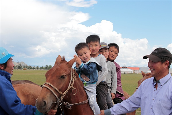 몽골 유목민 아이들이 말을 타고 있다.  말없는 유목생활은 상상할 수 없다.  유목민들은 "말 등에서 태어나 말 등에서 죽는다"고 한다. 