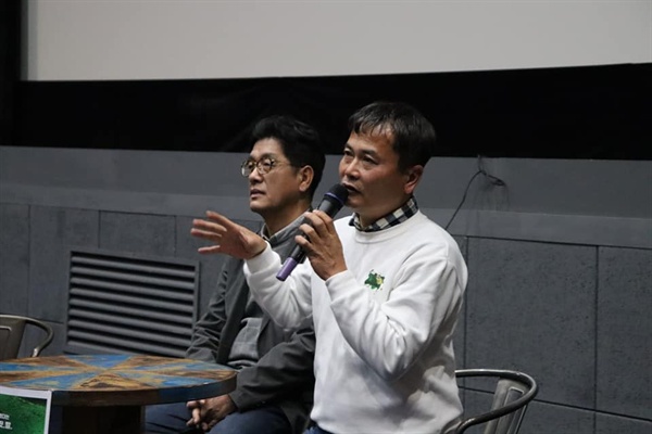 지난 14일 서울환경운동연합이 서울극장에서 주관한 관객과의 대화에 나서고 있는 김종술 기자.