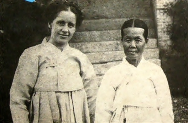 신도로 추정되는 조선 아낙과 포즈를 취한 쉐핑(서서평) 선교사(왼쪽) 