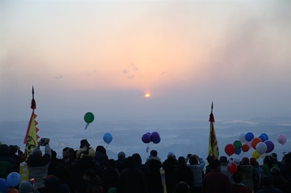2015 성흥산 해맞이 축제에 나선 시민들이 새해를 맞이하고 있다.  