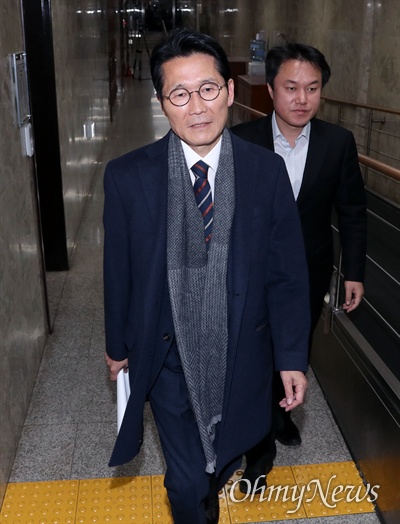 정의당 윤소하 원내대표가 23일 오전 국회에서 선거법 막바지 협상을 위한 4+1 원내대표급 회동을 마친 후 다소 지친 모습으로 나서고 있다.   