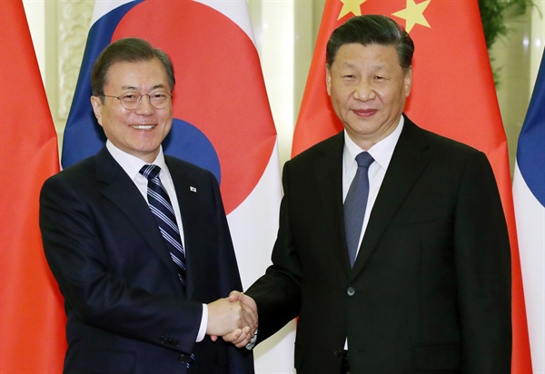 문재인 대통령(왼쪽)과 시진핑 중국 국가주석이 2019년12월 베이징 인민대회당에서 정상회담 전 악수하고 있다.