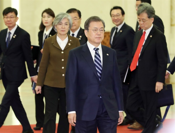 2019년 12월 23일 문재인 대통령이 중국 베이징 인민대회당에서 시진핑 중국 국가주석과 정상회담을 위해 회담장으로 들어서는 모습.