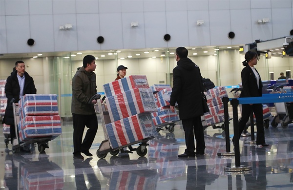 북한 해외 노동장 송환 시한을 하루 앞둔 22일 중국 베이징 서우두 공항에서 북한 노동자로 추정되는 사람들이 귀국 준비를 하고 있다. 
