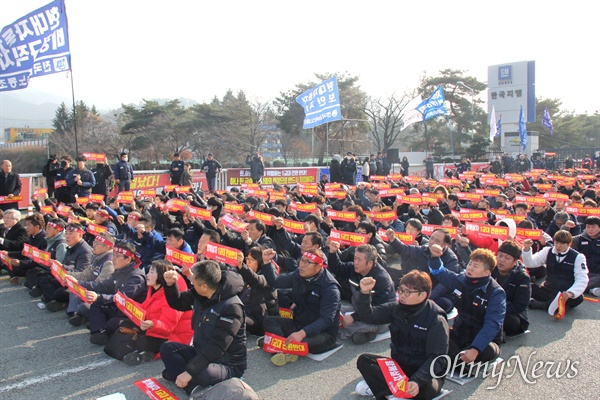 전국금속노동조합이 23일 오후 한국지엠 창원공장 정문 앞에서 "한국지엠 비정규직 대량해고, 1교대 전환 반대 금속 노동자 결의대회"를 열었다.