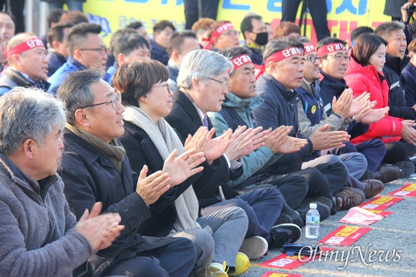 전국금속노동조합이 23일 오후 한국지엠 창원공장 정문 앞에서 "한국지엠 비정규직 대량해고, 1교대 전환 반대 금속 노동자 결의대회"를 열었다.