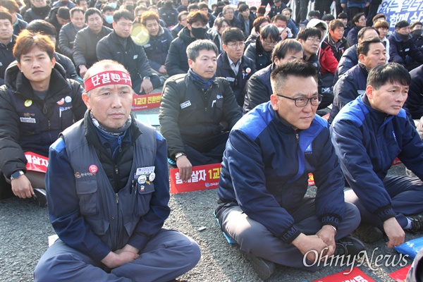  전국금속노동조합이 23일 오후 한국지엠 창원공장 정문 앞에서 "한국지엠 비정규직 대량해고, 1교대 전환 반대 금속 노동자 결의대회"를 열었고, 정규직인 김성갑 금속노조 한국지엠지부 대의원(왼쪽)과 장순용 (차기)창원지회장이 함께 하고 있다.