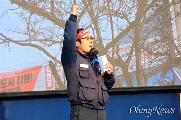 전국금속노동조합이 23일 오후 한국지엠 창원공장 정문 앞에서 "한국지엠 비정규직 대량해고, 1교대 전환 반대 금속 노동자 결의대회"를 열었고, 배성도 금속노조 경남지부 한국지엠창원비정규직지회장이 발언하고 있다.