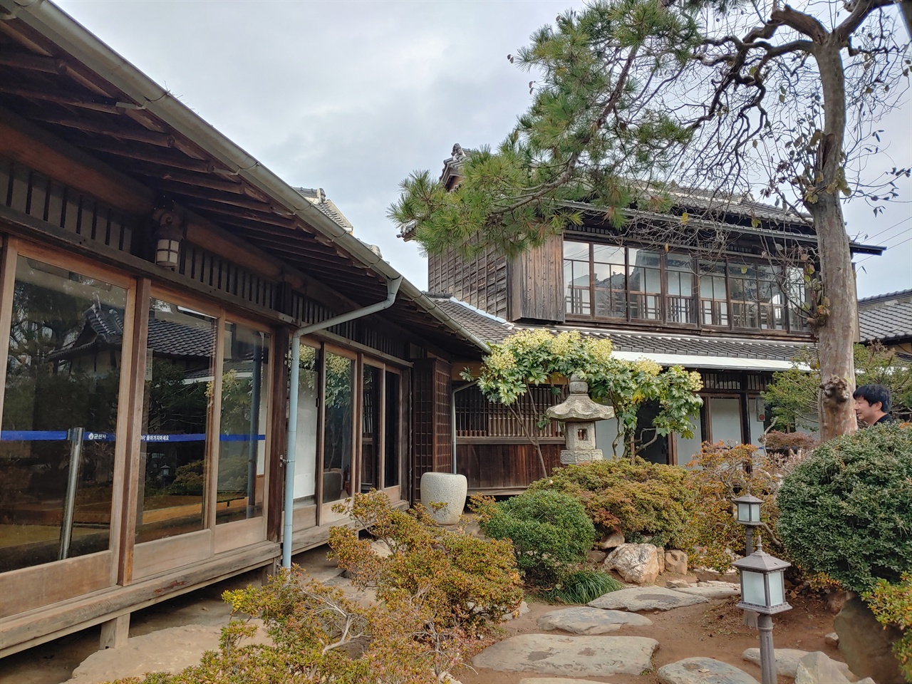 신흥동 일본식 가옥. 미유키씨는 군산에 있는 이 집의 정원에서 향수를 느꼈다. 도쿄에서 나고 자란 그녀도 어린 시절에는 할머니의 일본 집에서 놀고는 했다. 