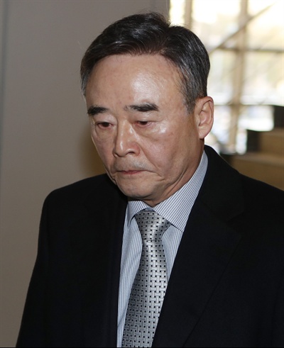 2017년 3월 남대서양에서 침몰한 스텔라데이지호 선사인 폴라리스쉬핑 김완중 회장이 2019년 1월 24일 부산지법에 영장실질심사를 받으러 출두하고 있다.