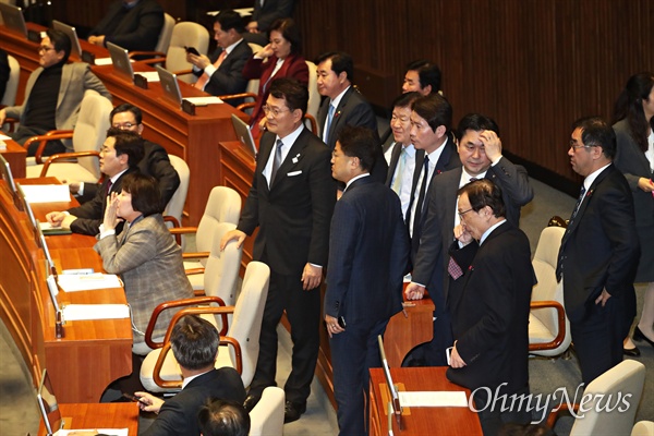  23일 오후 여의도 국회 본회의장에서 자유한국당 의원들이 단상앞으로 몰려나가 문희상 의장 사퇴를 요구하자, 더불어민주당 의원들이 국회 질서를 요구하고 있다