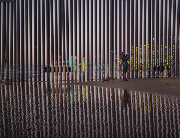 2019년 1월 4일 한 여성이 미국 캘리포니아 샌디에이고와 멕시코 티후아나 사이의 국경에서 사진을 찍고 있다.