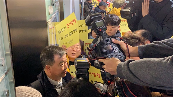  자유한국당 추천으로 사회적참사특조위 비상임위원으로 임명된 김기수 프리덤뉴스 대표가 24일 오전 서울 중구 포스트타워에서 열린 사참위 전원회의에 참석하려다 세월호 가족들에게 저지당했다. 