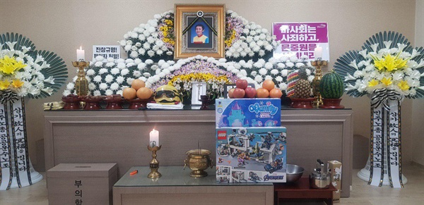 김해성모병원 장례식장에 있는 고 문중원 경마기수의 빈소에 고인이 주문해 배달된 아이들의 성탄절 선물이 놓여 있다.