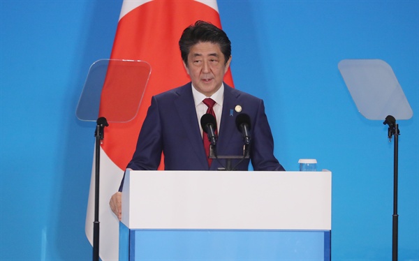 한중일 정상회담을 마친 아베 일본 총리가 24일(현지시간) 쓰촨성 청두 세기성 국제회의센터에서 공동 언론발표를 하고 있다.