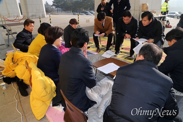 국회 농성장 의원총회 참석한 심상정 정의당 심상정 대표와 윤소하 원내대표, 이정미 김종대 여영국 의원 등이 24일 오전 국회 본관 앞 농성장에 의원총회를 하고 있다. 