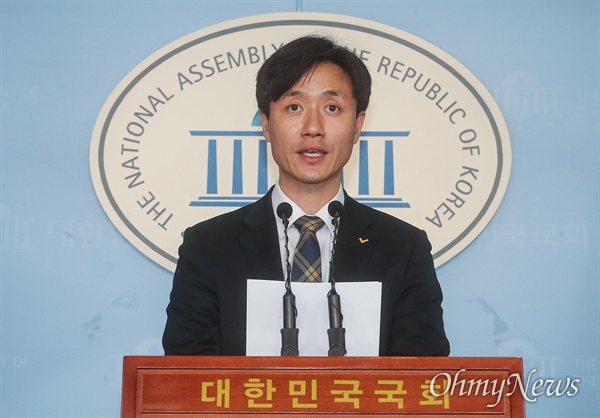유상진 정의당 대변인이 24일 오후 서울 여의도 국회 정론관에서 한일 정상회담 관련 브리핑을 하고 있다.