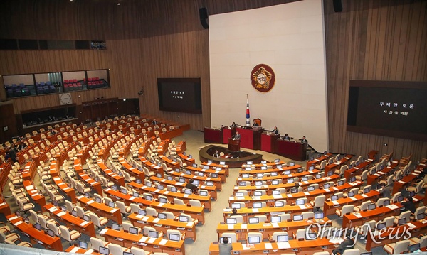 지난 2019년 12월 24일 지상욱 바른미래당 의원이 서울 여의도 국회에서 열린 본회의에서 공직선거법 개정안에 대한 무제한 토론(필리버스터)을 벌이며 연동형 비례대표제 도입을 반대하고 있다.