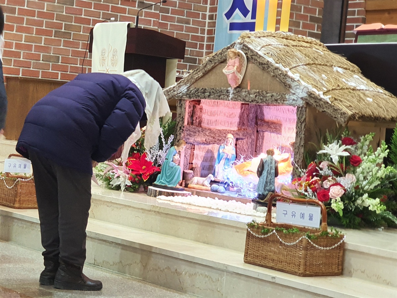 성탄절을 하루 앞두고 천주교 대전교구 홍성성당에서는 아기 예수 탄생을 축하하는 미사가 열렸다. 