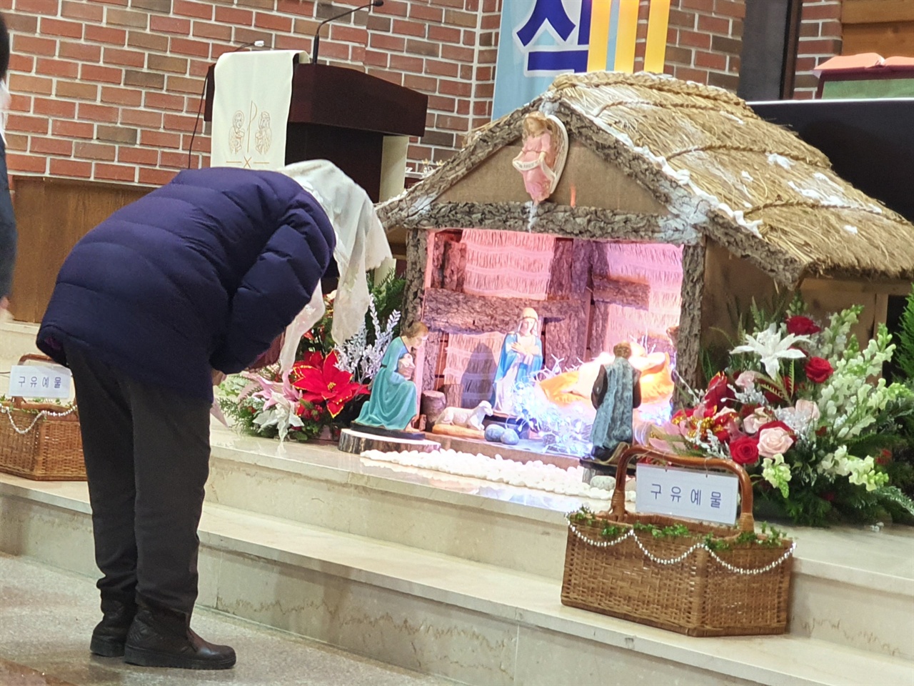  성탄절을 하루 앞두고 천주교 대전교구 홍성성당에서는 아기 예수 탄생을 축하하는 미사가 열렸다. 