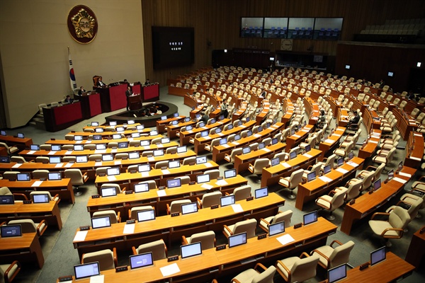 자유한국당 박대출 의원이 25일 오전 국회에서 열린 본회의에서 공직선거법 개정안에 대해 무제한 토론을 하고 있다. 