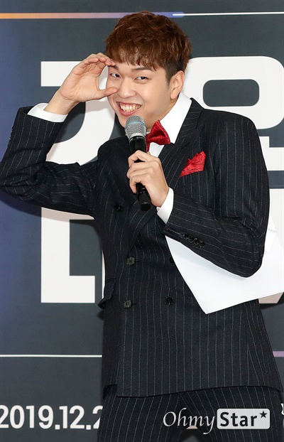 'SBS가요대전' 유재필, 스브스의 만능꾼 코미디언 유재필이 25일 오후 서울 고척스카이돔에서 열린 <2019 SBS 가요대전> 포토월에서 포토타임을 갖고 있다. 