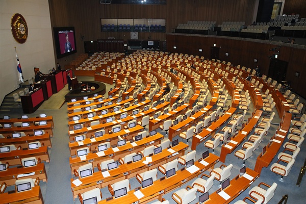 '공직선거법 개정안'에 대한 '필리버스터'가 사흘째 이어진 크리스마스 휴일인 25일 오후 국회 본회의장에서 더불어민주당 강병원 의원이 선거법 개정에 찬성하는 무제한 토론을 하고 있다. 