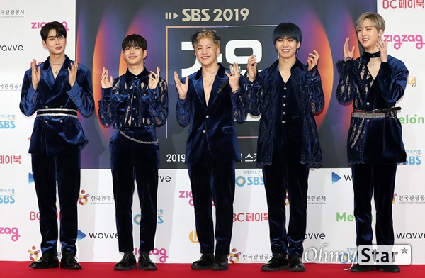 'SBS가요대전' 아스트로, 반짝이는 별처럼 아스트로(차은우, 문빈, MJ, 진진, 라키, 윤산하)가 25일 오후 서울 고척스카이돔에서 열린 <2019 SBS 가요대전> 포토월에서 포토타임을 갖고 있다.