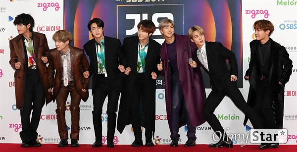 'SBS가요대전' 방탄소년단, 흰 눈 사이로! 방탄소년단(RM, 진, 슈가, 제이홉, 지민, 뷔, 정국)이 25일 오후 서울 고척스카이돔에서 열린 <2019 SBS 가요대전> 포토월에서 포토타임을 갖고 있다.