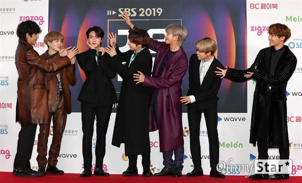 'SBS가요대전' 방탄소년단, 밀어줘도 방탄! 방탄소년단(RM, 진, 슈가, 제이홉, 지민, 뷔, 정국)이 25일 오후 서울 고척스카이돔에서 열린 <2019 SBS 가요대전> 포토월에서 포토타임을 갖고 있다.