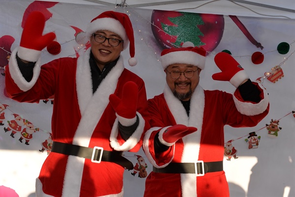 진안 마이산 주지 진성 스님과 총무 정해 스님이 산타 복장을 하고 마이산탑사에서 준비한 포토존에서 익살스러운 표정으로 포즈를 취하고 있다.