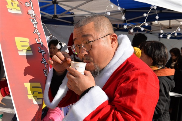 마이산 탑사 주지 진성 스님이 익살스러운 표정으로 포토존 앞에서 떡복이를 먹고 있다. 