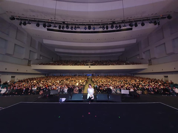  이틀에 걸쳐 펼쳐진 윤하의 크리스마스 콘서트 'WINTER FLOWER'