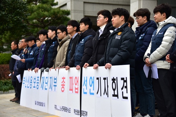  이영수 지부장이 낭독하는 총파업 선언문을 경청하는 조합원들