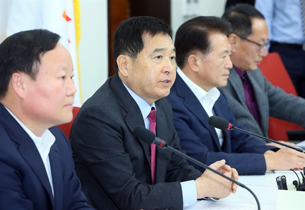 자유한국당 심재철 원내대표(오른쪽 두 번째)가 26일 국회에서 가진 '공수처법 독소조항' 기자간담회에서 발언하고 있다.