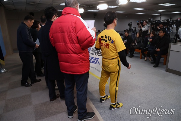 '그 남자의 볶음밥' 사장님이 국회 찾은 이유  독일 기업 딜리버리히어로(DH)가 '배달의민족' 운영사인 '우아한형제들'을 인수한다는 소식에 소상공인 등 각계각층에서 불만이 터져 나오고 있다. 홍대 입구에서 '그 남자의 볶음밥' 점포를 운영하고 있는 이은표 대표가 27일 추혜선 정의당 의원 주최로 국회 정론관에서 열린 '배달의민족-딜리버리히어로 공정위 기업결합 엄정 심사 촉구 기자회견'에 참석해 '합병 반대' 현수막을 펼치고 있다. 