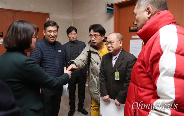 추혜선 의원과 인사하는 '그 남자의 볶음밥' 사장님 홍대 입구에서 '그 남자의 볶음밥' 점포를 운영하고 있는 이은표 대표가 27일 추혜선 정의당 의원 주최로 국회 정론관에서 열린 '배달의민족-딜리버리히어로 공정위 기업결합 엄정 심사 촉구 기자회견'에 참석해 목소리를 낸 후 회견장 밖 복도에 나와 추 의원과 인사하고 있다.  