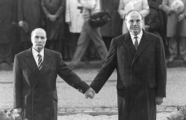 1984년 9월 22일 프랑수아 미테랑 프랑스 대통령(왼쪽)이 헬무트 콜 독일 총리와 프랑스 베르됭의 두오몽 납골당에서 열린 1차 세계대전 베르됭 전투 기념식에서 손을 잡고 서있다. 양국 화해의 상징이기도 하다
