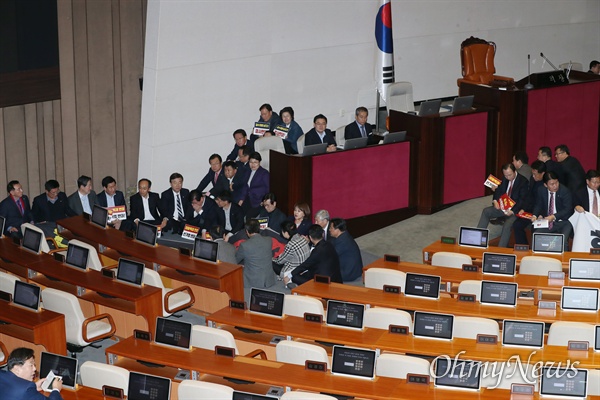 자유한국당 이은재, 임이자, 김성원 의원 등이 27일 오후 서울 여의도 국회 본회의장에서 의장석으로 통하는 길목을 막고 연좌농성에 돌입했다. 당초 이날 오후 3시로 예정됐던 본회의는 3시 15분을 넘긴 이 시각 현재 아직 개의하지 못하고 있다. 